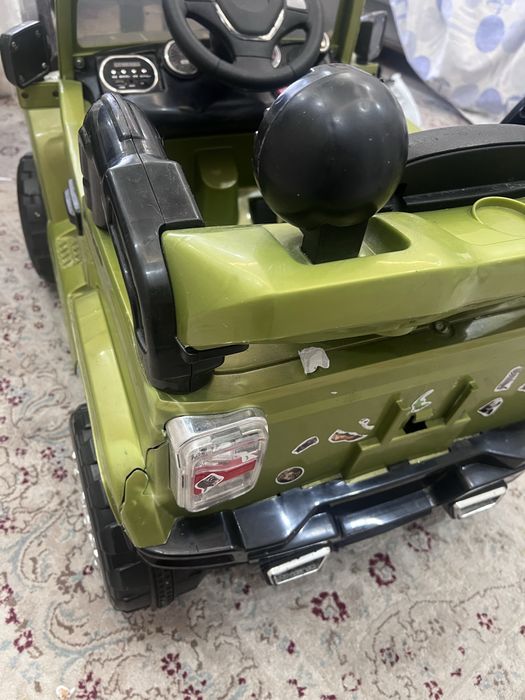 Продам машину детскую