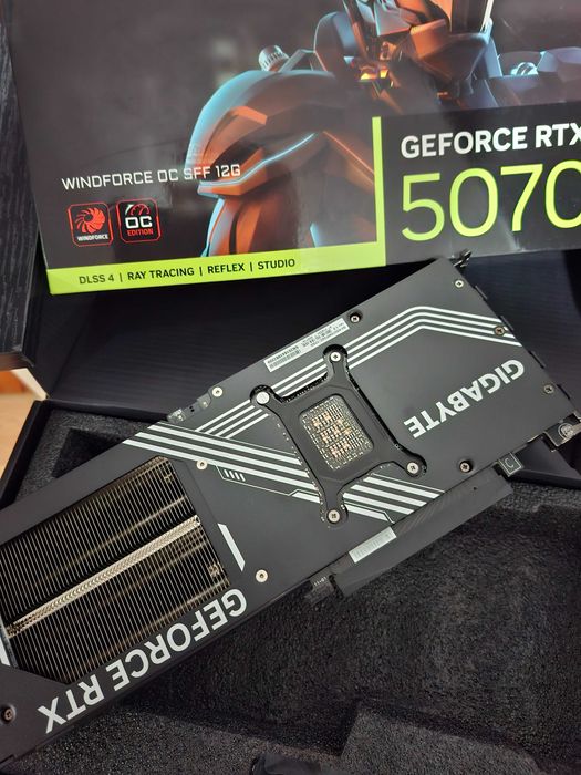 placa video RTX 5070 12gb la cutie folosita cateva zile  impecabila