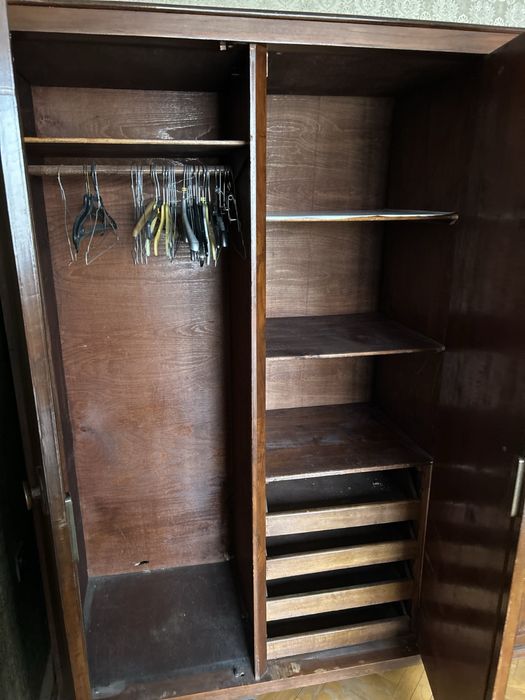 Антикварен трикрилен гардероб орех