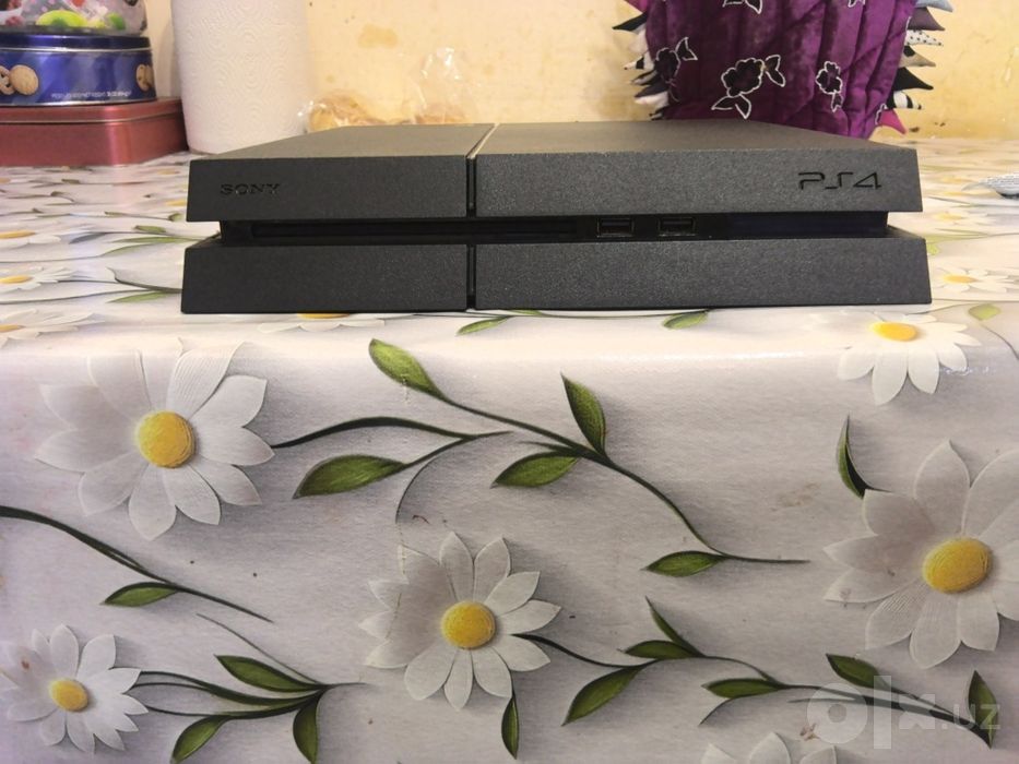 PlayStation 4 на 1tb с джстиком и 6 играми