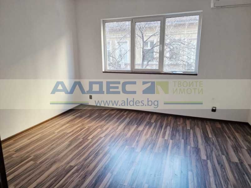 Дава се под наем Офис в София, Център - 100 кв.м за 900 € - Снимка #1