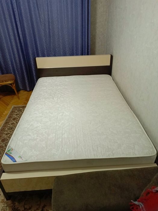 Кровать с матрацом в отличном состоянии