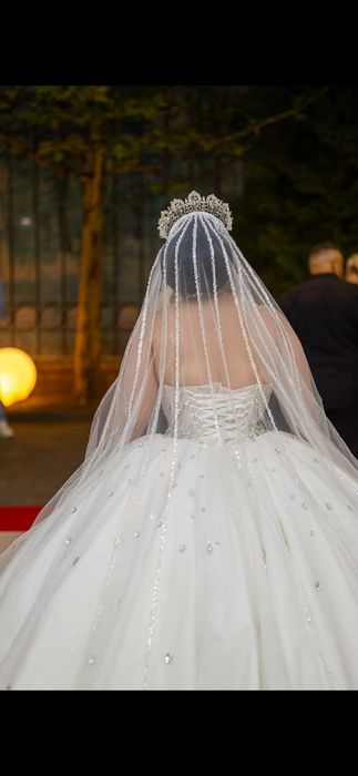 Vand rochie de mireasa cu voal si coronita