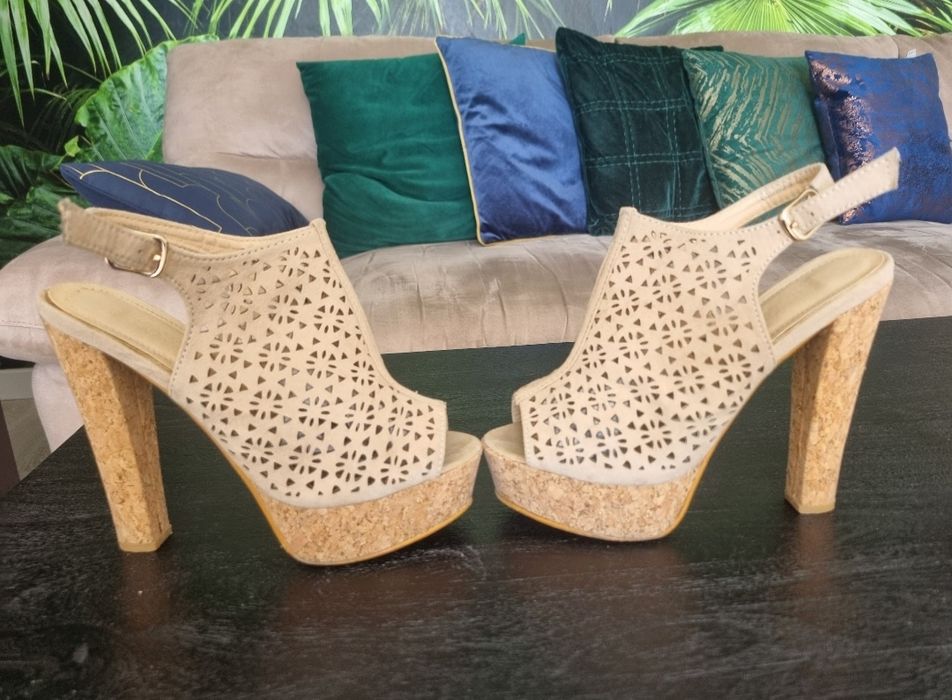 Sandale cu toc gros și platforma