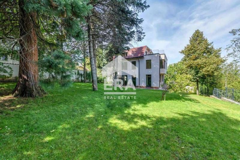 Самостоятелна къща под наем с красив двор и панорама към града в кв. "