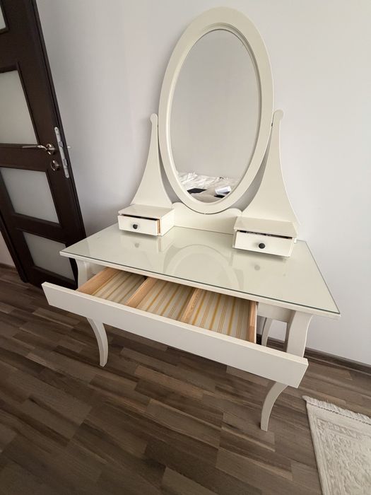 Masuta de toaleta IKEA cu oglinda si sertare
