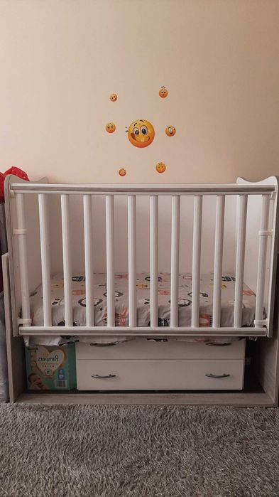 Детска кошара с люлеещ се механизъм