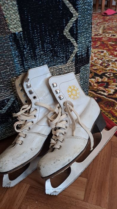 Продам подростковые для девочки фигурные коньки