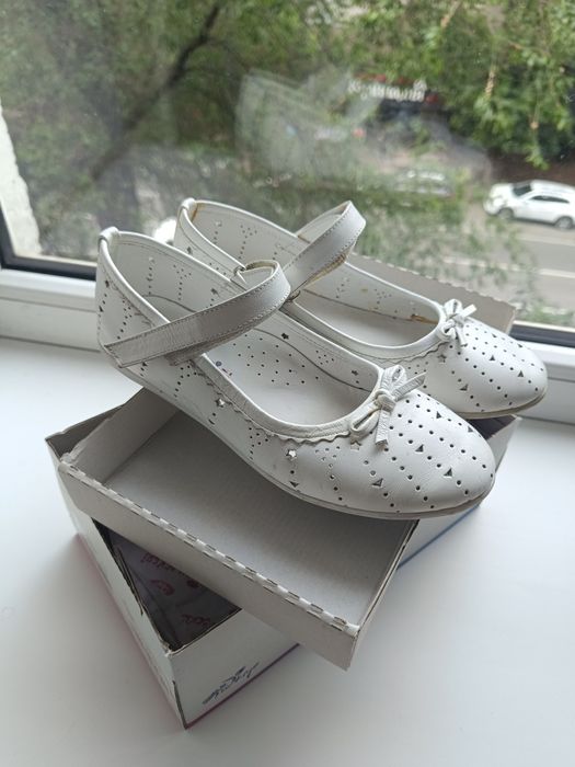 Продам туфли белые девочка