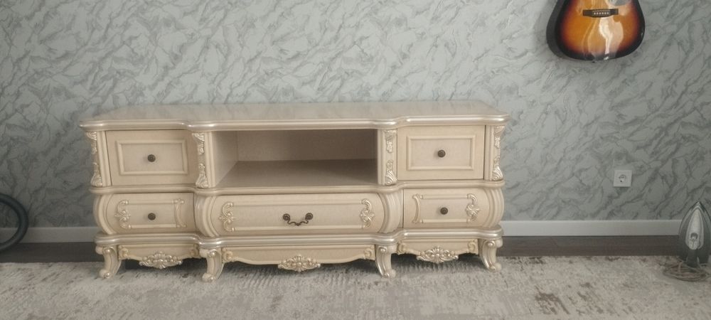 Продам тумбу под телевизор