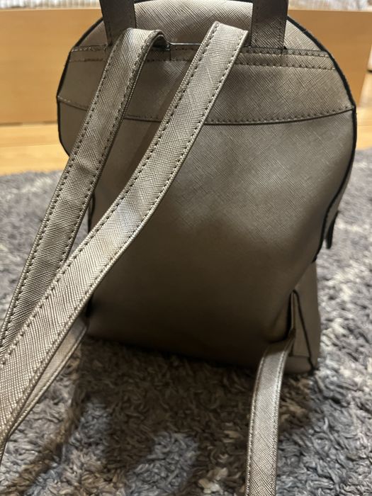 Раница на марката Guess