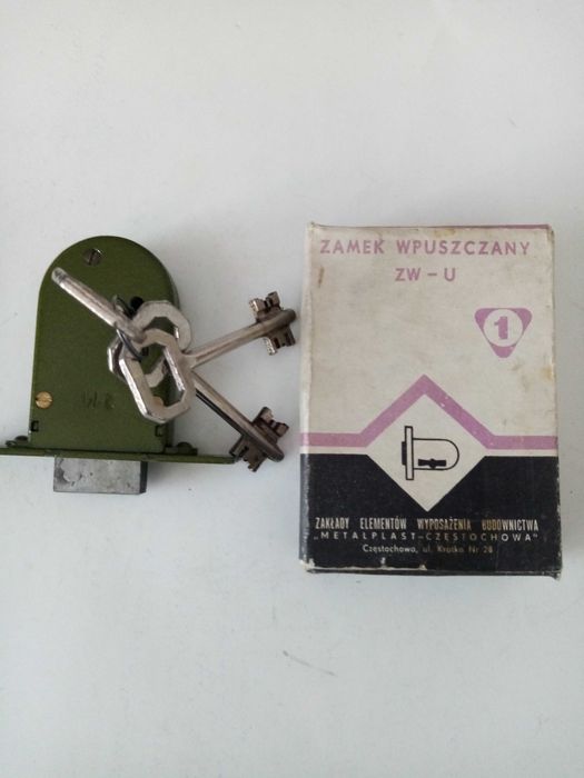 Стар полски катинар, здраво затварящ, брава с обикновен ключ и дръжки