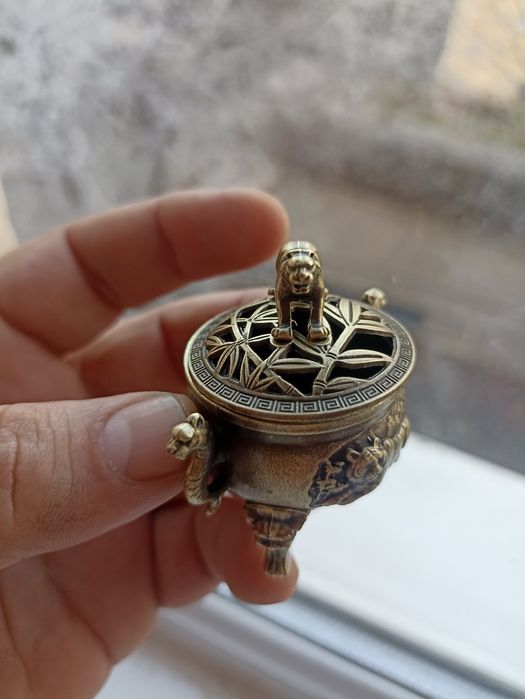 Suport pentru tămaie  și breloc biblie