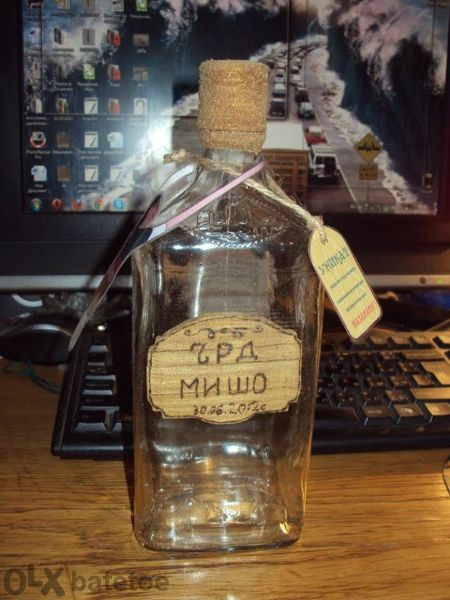 Бутилки с дървени фигури