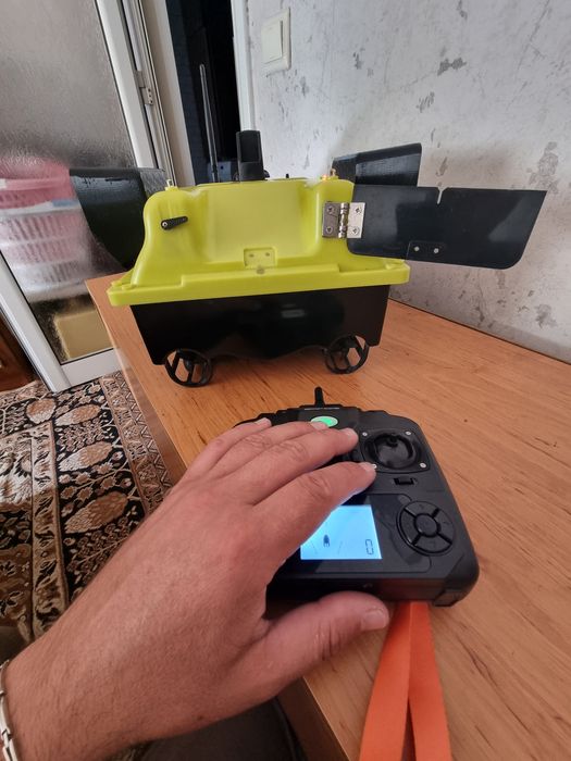 Лодка за захранка D18 със GPS 16точки