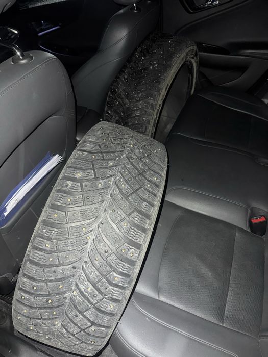 Продам шипованные шины