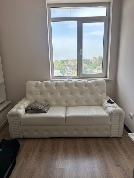 Белый кожаный диван