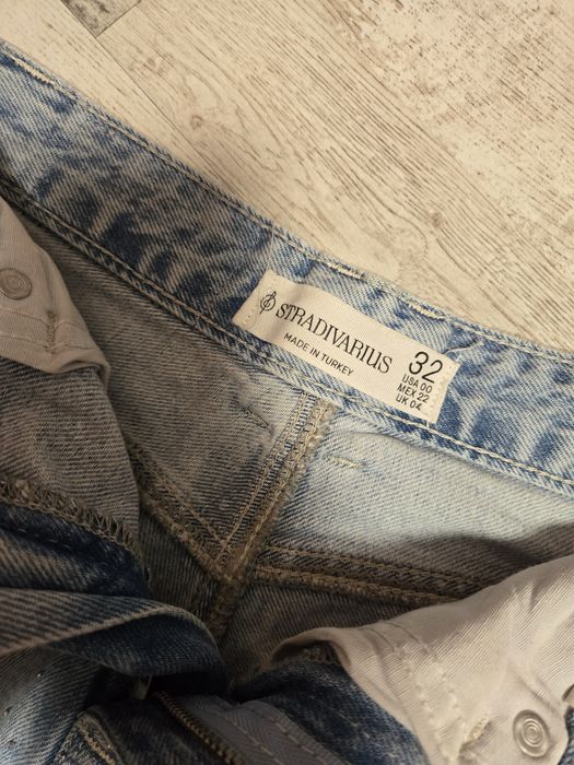 Blugi stradivarius scurti cu pietricele mărime 32