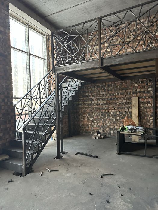 Антресольный этаж,сварщик