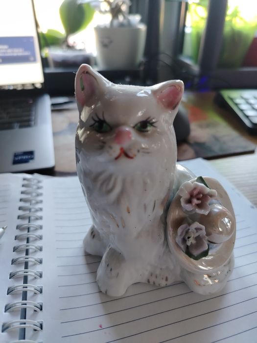 Порцеланова фигурка коте/котка