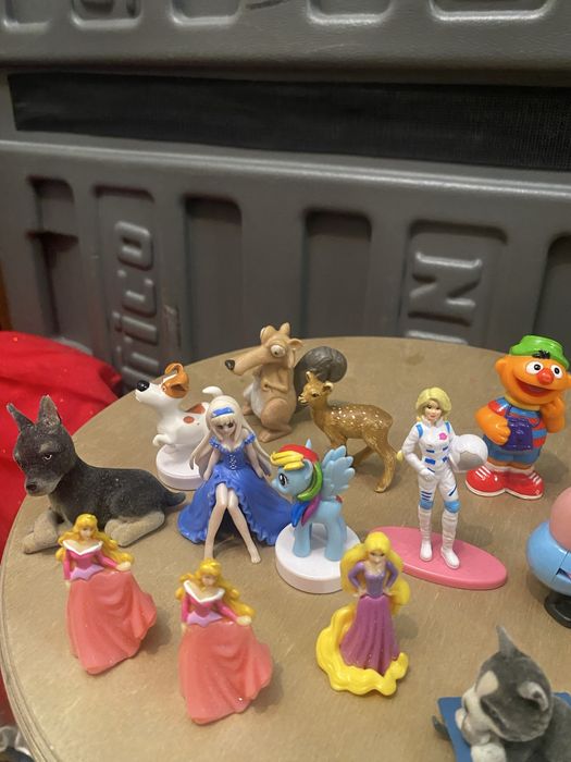 Киндер . Большие фигурки , игрушки