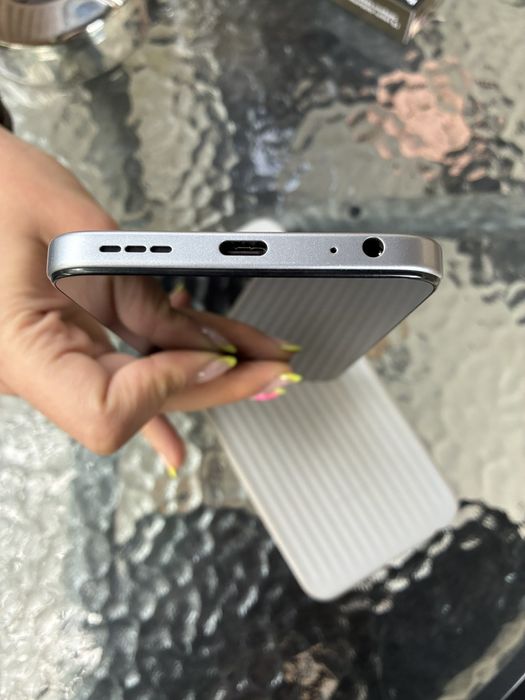 Продавам телефон tecno spark go 2