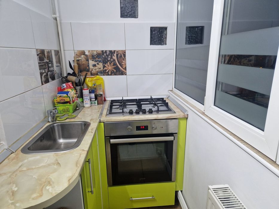 Vând apartament zona 9 mai