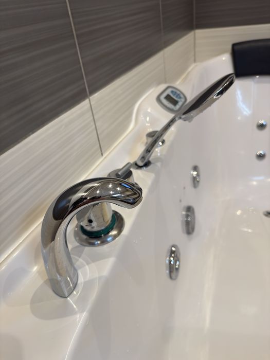 Jacuzzi sparios pentru 2 sau mai multe persoane