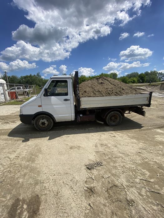 Sort, nisip, balastru, piatra concasată pamant negru pamant nisipos