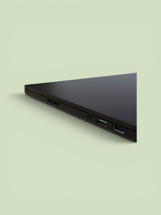 Геймърски Лаптоп 15.6’Full HD IPS 300Hz RTX 2080 Super 8GB Core I7-10875H Razer Blade Advanced 15 32GB DDR4 1TB SSD