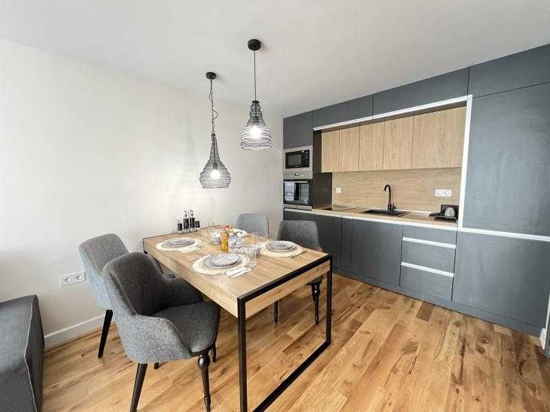 Дава се под наем Тристаен апартамент в Бургас, Център - 100 кв.м за 1275 € - Снимка #3