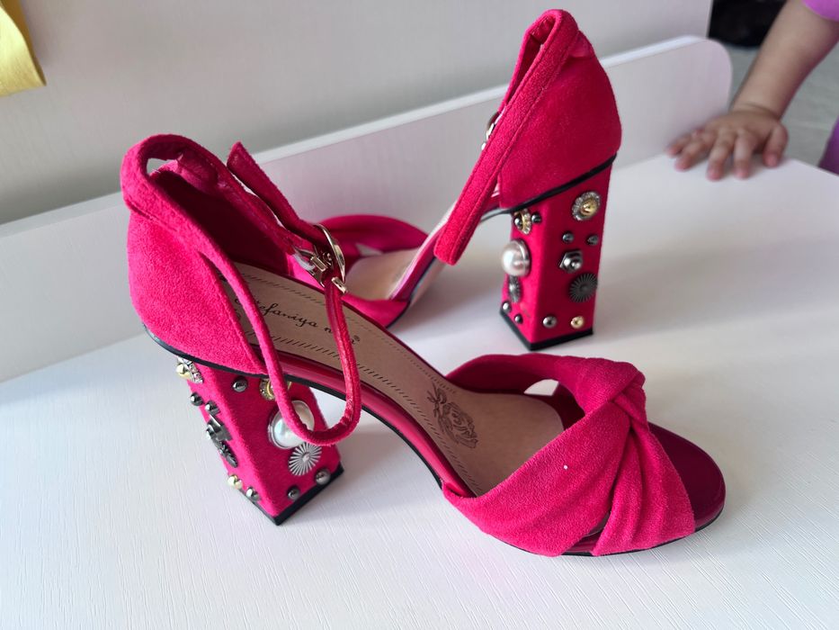 красные босоножки