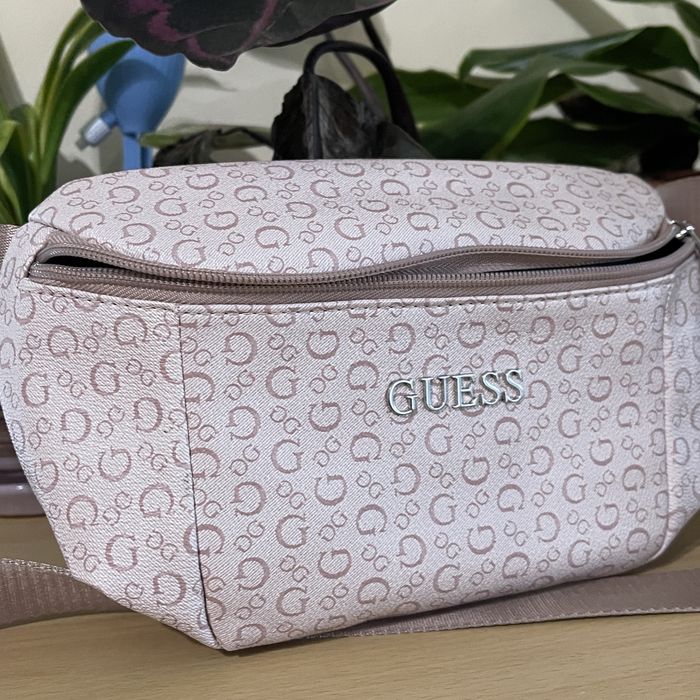 Дамска кожена чанта Guess