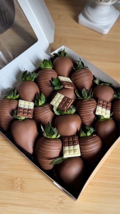 Клубника в шоколаде подарок 1 октября