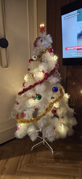 Елка с игрушками