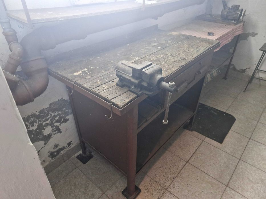 Banc de lucru cu menghina de vanzare