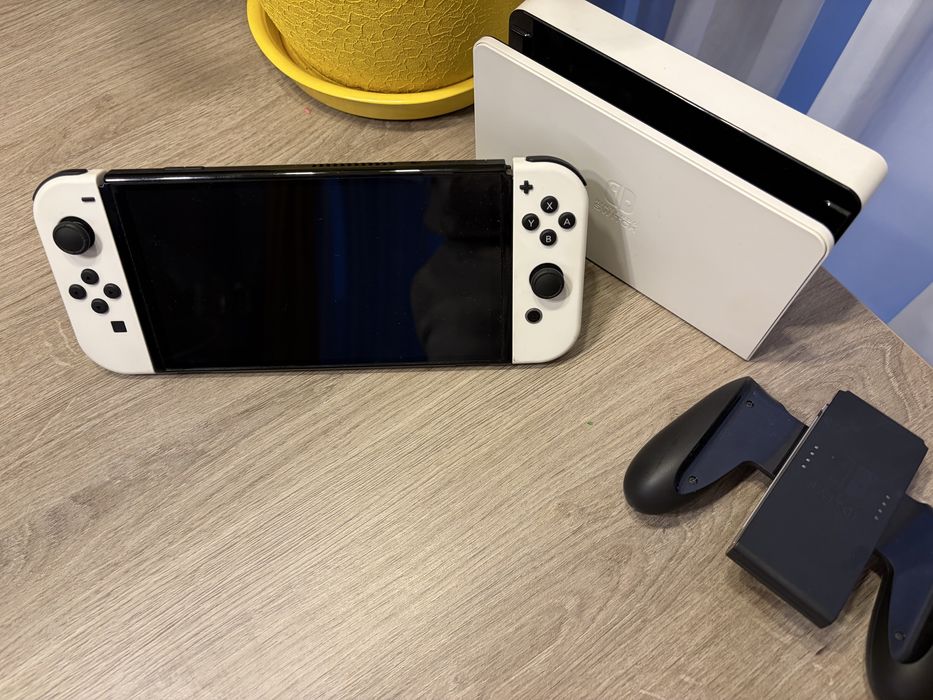Nintendo Switch OLED White - Пълен комплект