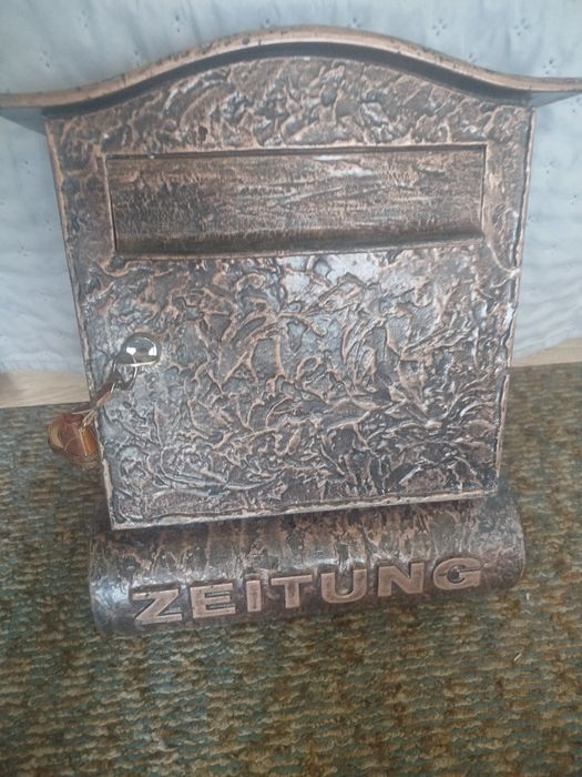 Масивна пощенска кутия с орнаменти