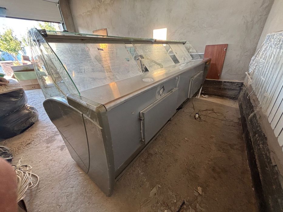 Продается витринный холодильник