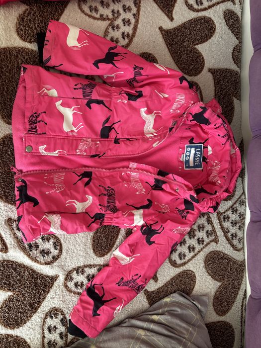 продам демисезонную куртку детскую