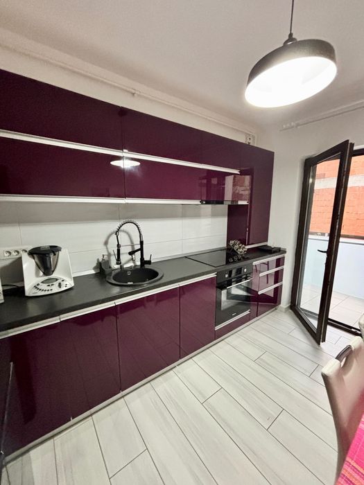 Închiriez apartament modern cu 3 camere și grădină privată, situat într-o zonă liniștită din Ghimbav - aproape de Brașov.