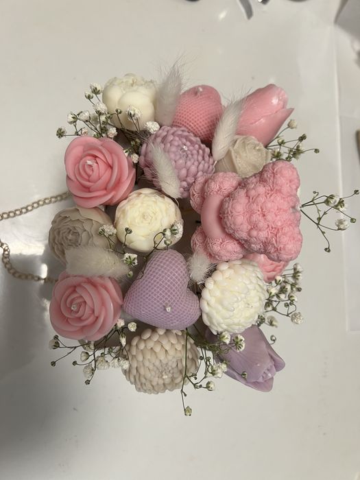 Кутия със соеви свещи цветя