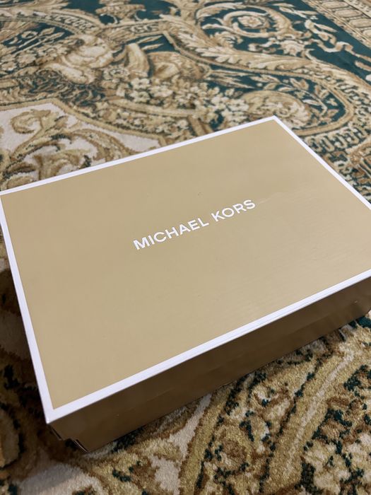 Продаю кроссовки Michael Kors
