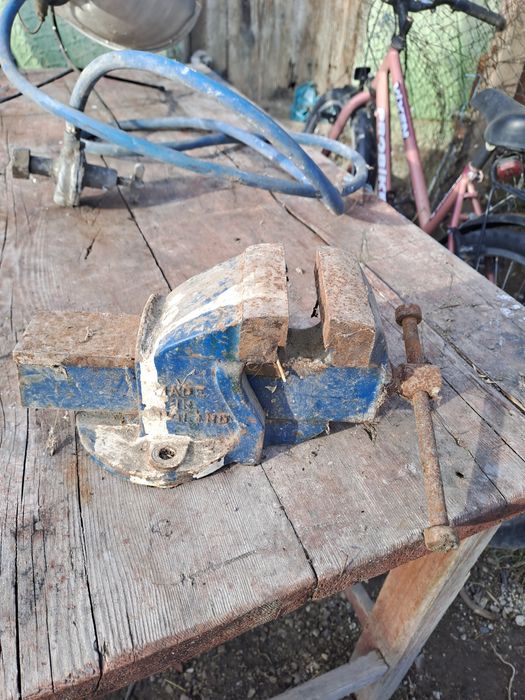 Vând tun de căldură și menghină