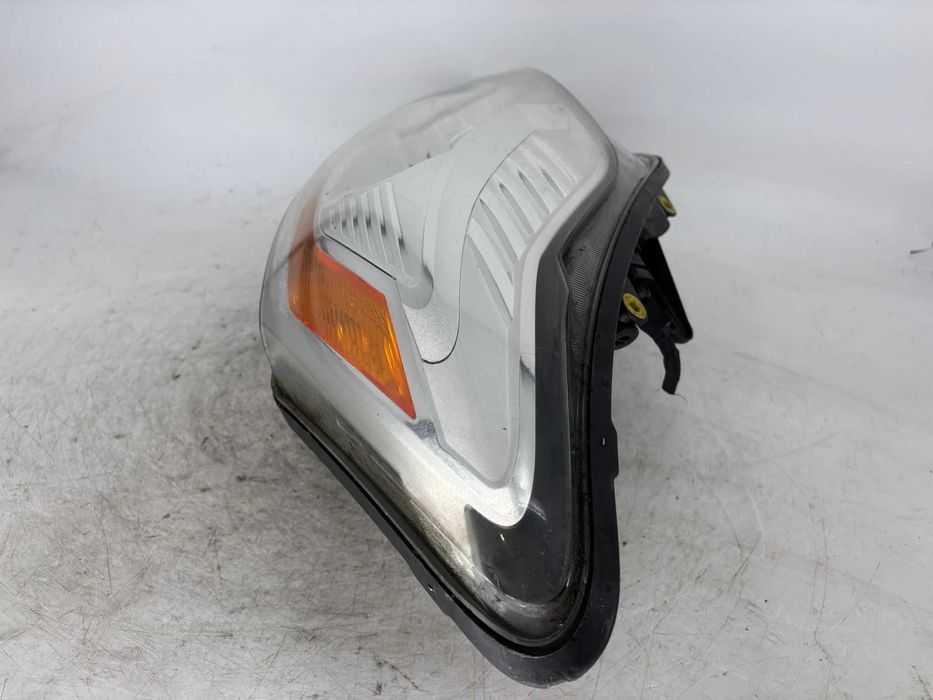Far stanga/dreapta Ford Kuga an 2010