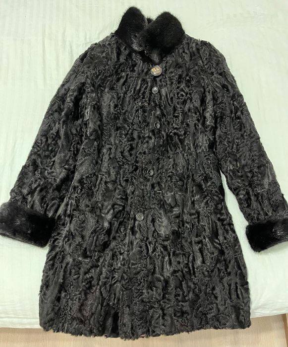 Каракулевая шуба с норковым воротником.
