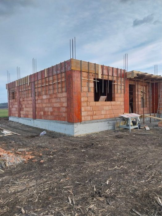 Constructii case la rosu