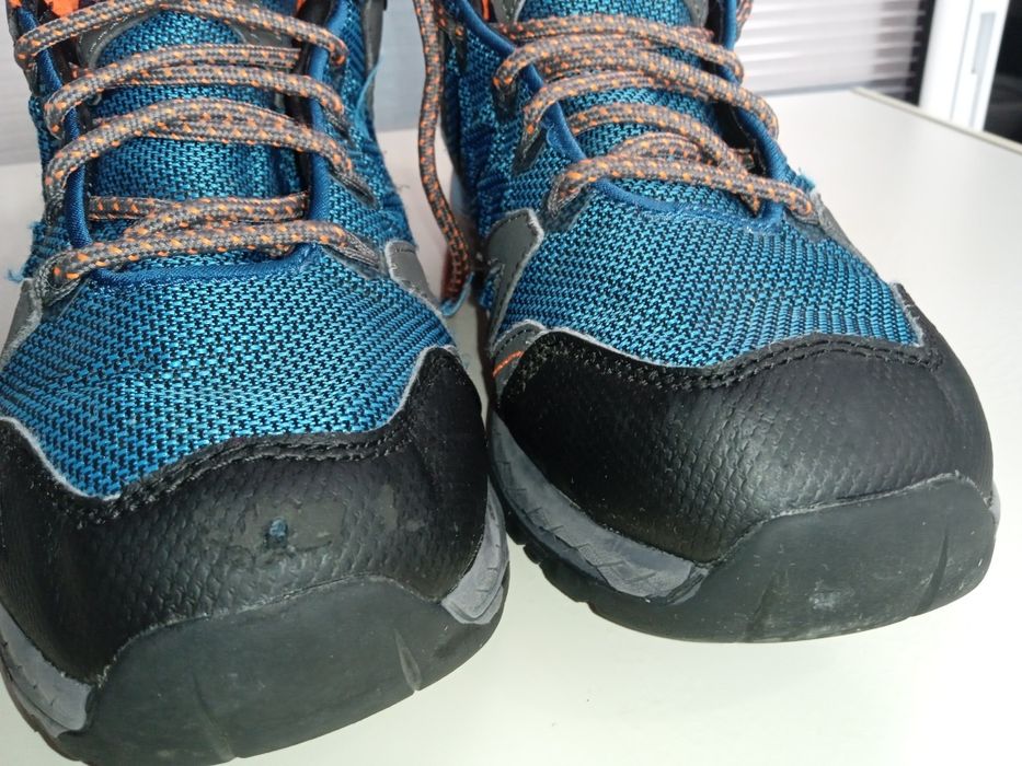 Яки маратонки, цветни, здрави, топли.