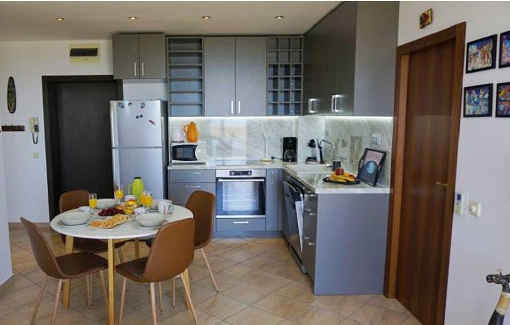 Тристаен апартамент в затворен комплекс в Бяла