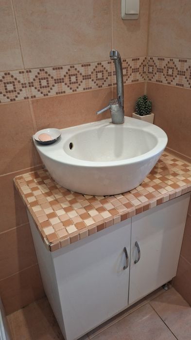 Шкаф с мивка за баня